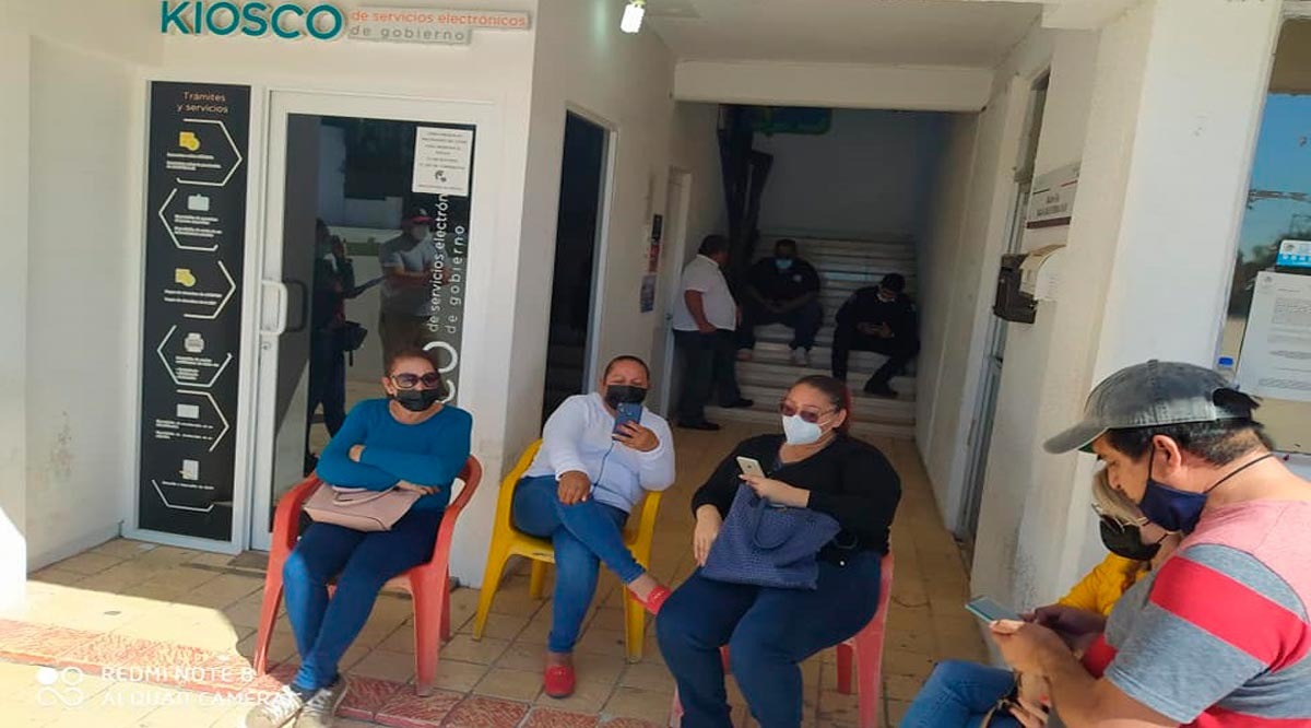 Los trabajadores mantienen un paro en sus oficinas. (Margarita Rojas)