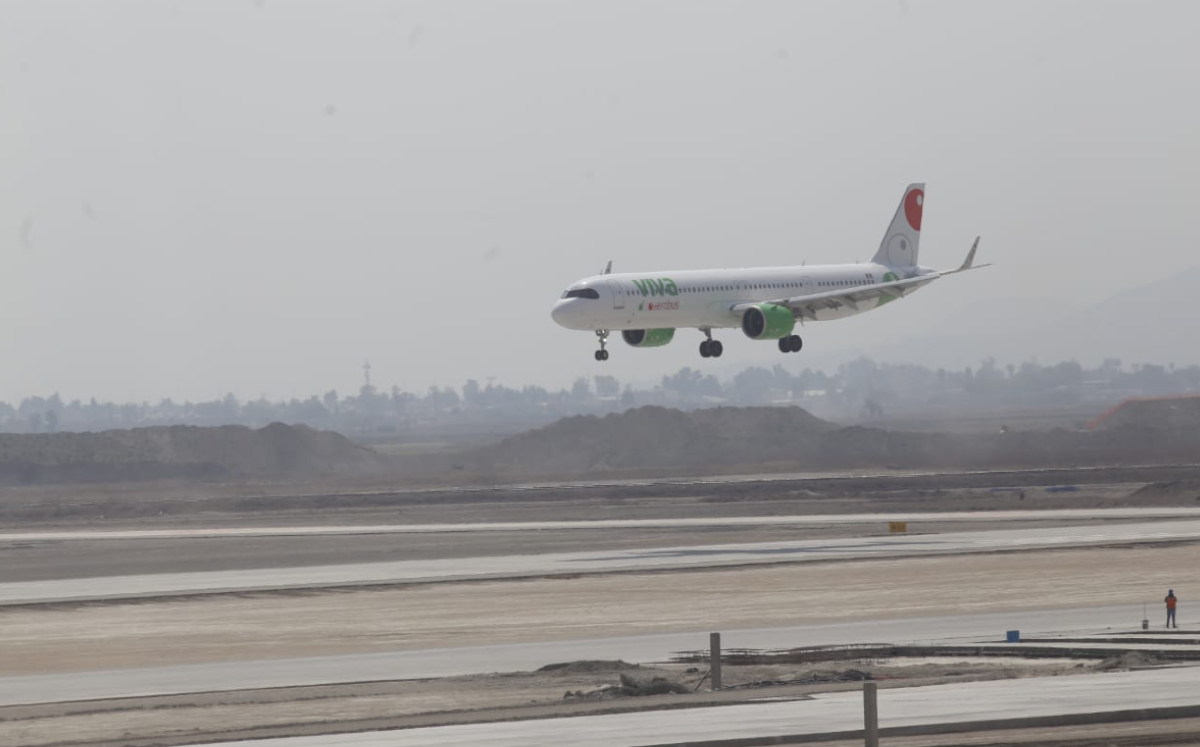 Viva Aerobus aterriza en aeropuerto de Santa Lucía. (Araceli López)