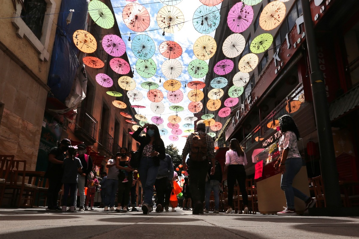 La calle comercial del Barrio Chino en la que  se encuentran restaurantes y tiendas de accesorios chinos. | Octavio Hoyos