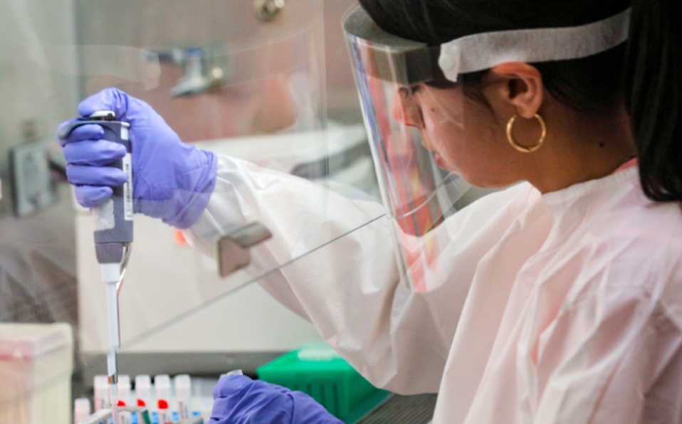 Científica trabaja en un laboratorio de pruebas de covid-19. (Foto: Brendan McDermid | Reuters)