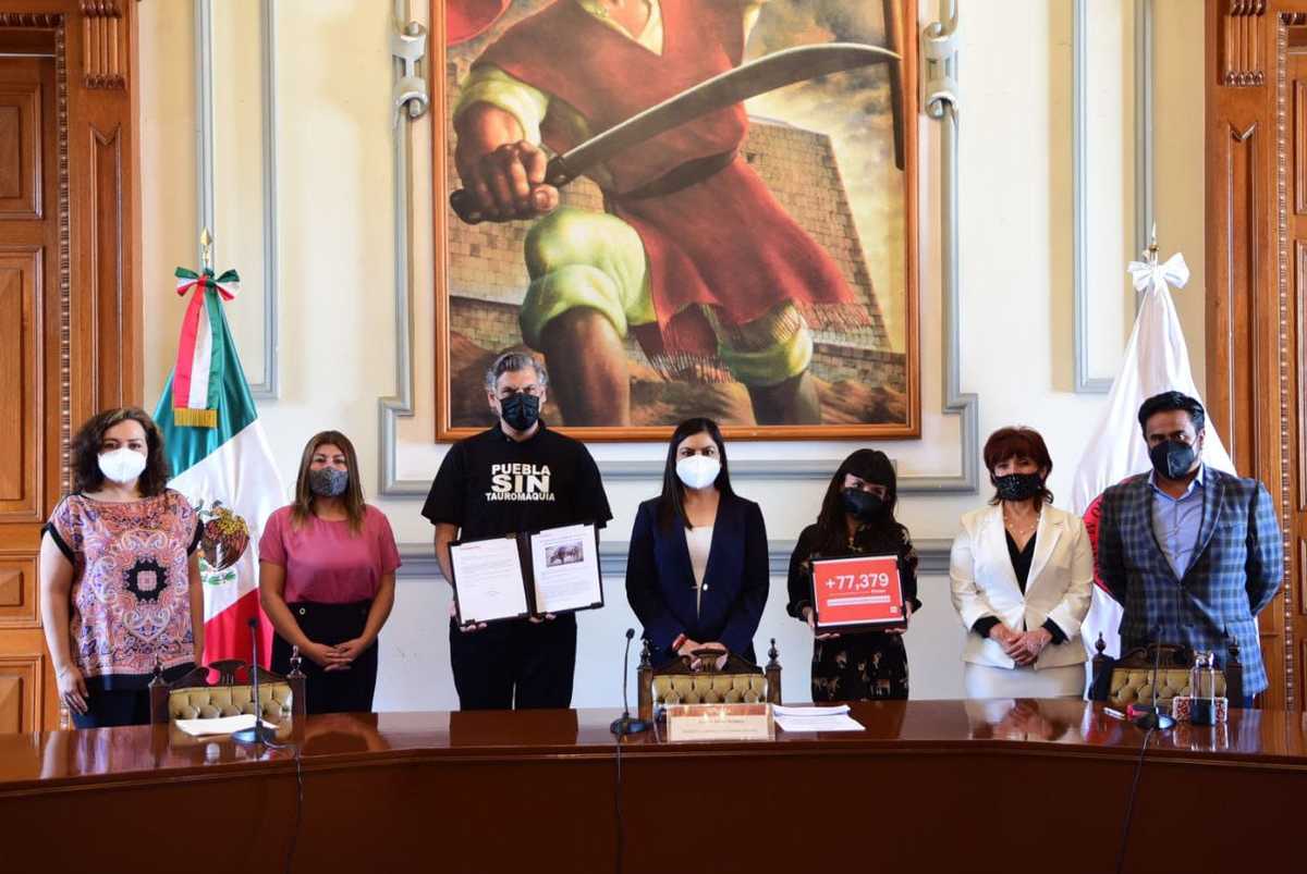 Claudia Rivera recibe firmas para prohibir corridas de toros. (Especial)