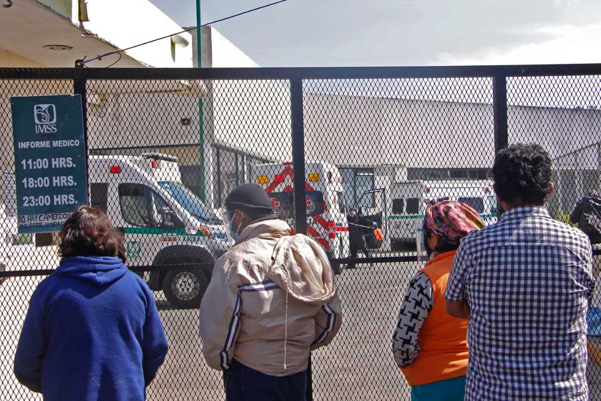 Familiares de pacientes en espera de información. (Melanie Torres)