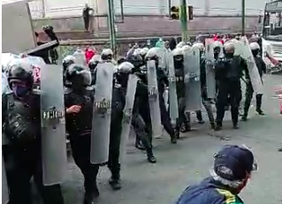 El grupo de aproximadamente 50 elementos arribó al sitio para retirar el comercio no establecido.