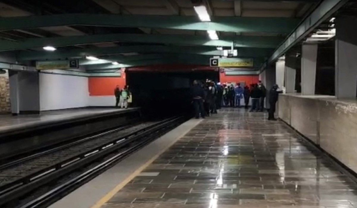 El hombre fue atropellado cuando caminaba en vías de la estación Candelaria. | Alejandro González