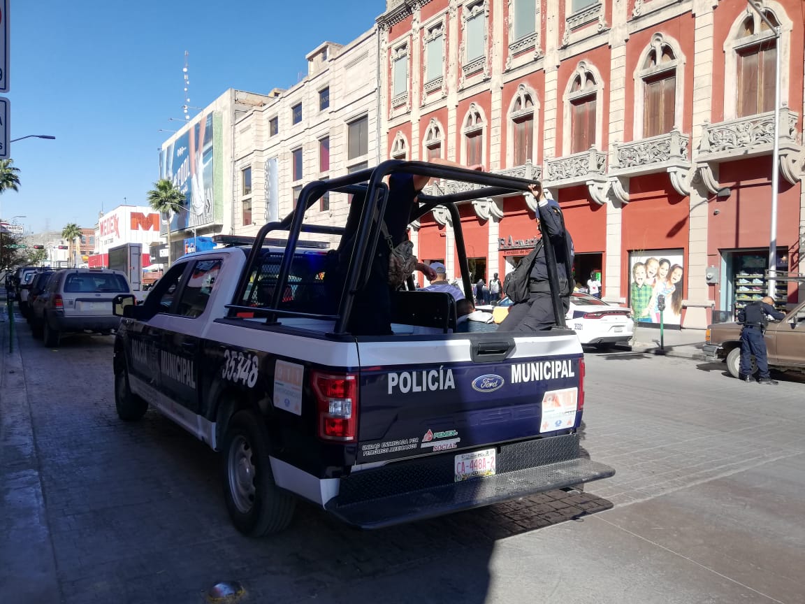 El hombre comenzó a amenazar a los empleados y a gritarles, exigiendo que le entregaran mercancía. (Especial)
