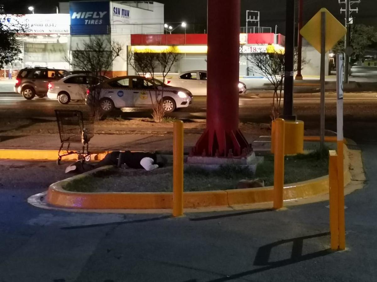 Hombre espera 11 horas para recibir atención médica en Nuevo León. Foto: Alan Elí Pérez.