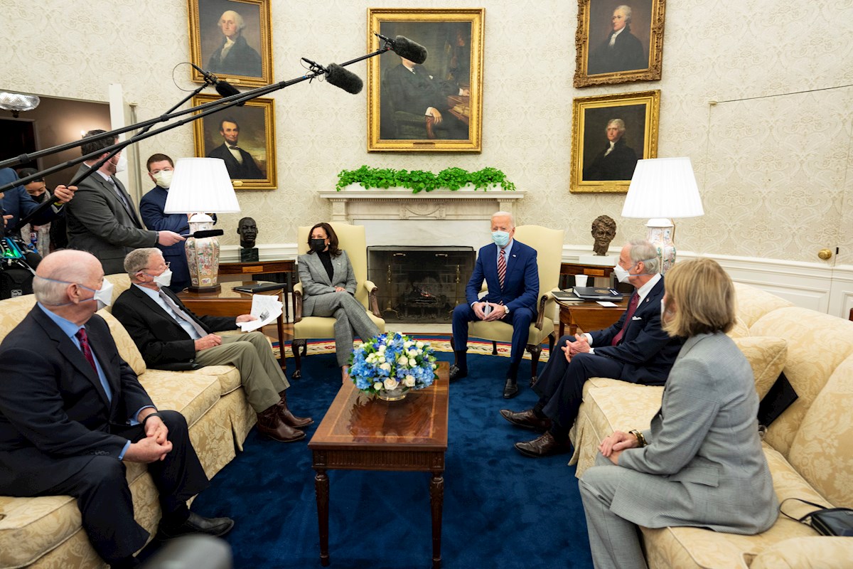 Joe Biden habló con senadores en la Oficina Oval de la Casa Blanca. | EFE