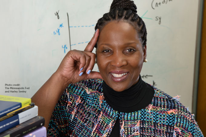 Lisa Cook tiene experiencia en desarrollo y ha escrito artículos sobre el impacto racial en los resultados económicos | stlouisfed.org