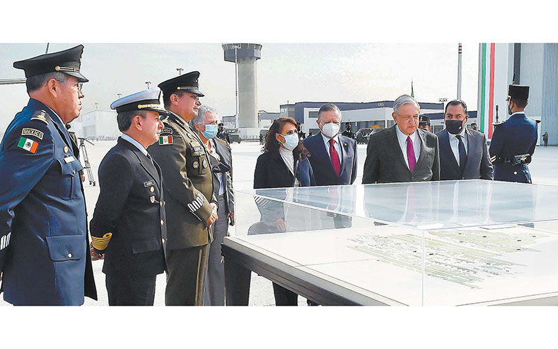 El mandatario celebró que el aeropuerto se haya terminado en tiempo récord. (Especial)