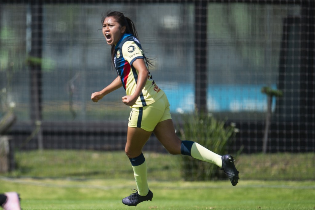 Montserrat Hernández, delantera de América, celebra un gol (Mexsport)