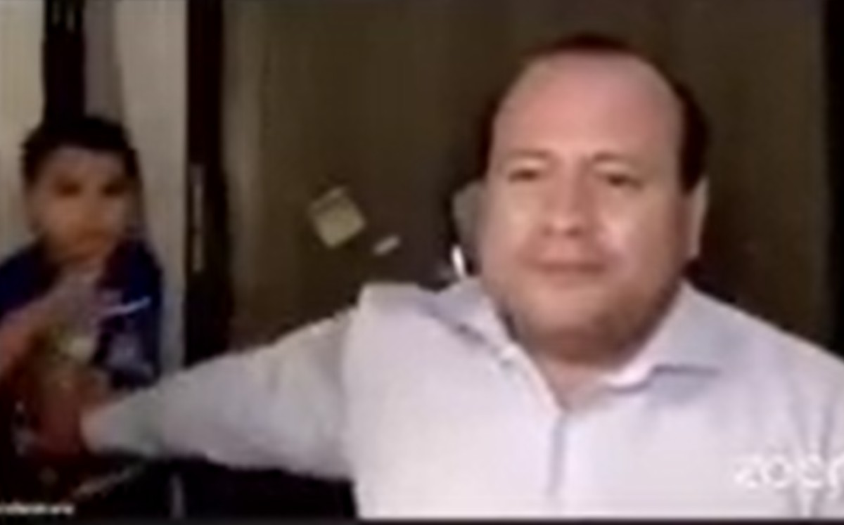 Niño interrumpe a su papá mientras daba clase en línea por Zoom. (Captura)