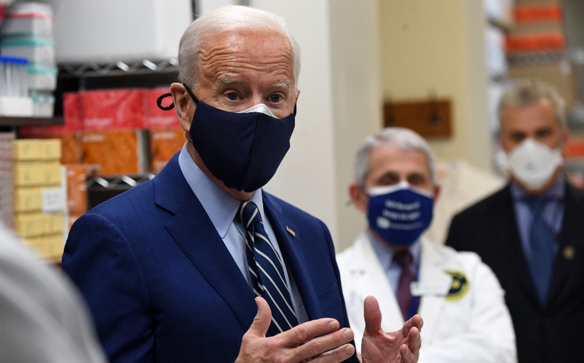 El presidente de los Estados Unidos, Joe Biden, recorre el Laboratorio de Patogénesis Viral de los Institutos Nacionales de Salud. (AFP)