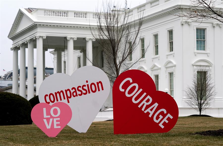 Los corazones de la Casa Blanca tienen mensajes de esperanza ante la pandemia de coronavirus. (EFE)