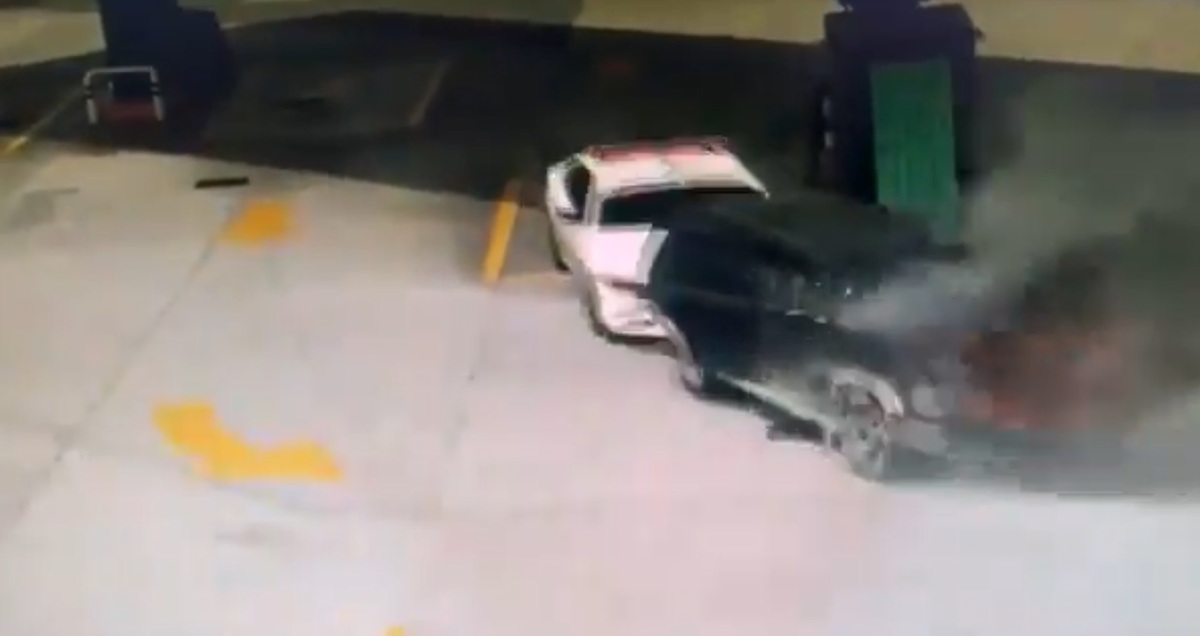El elemento empuja la camioneta para evitar que explote en la gasolinera. (Captura de pantalla)