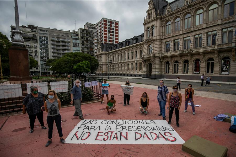 Padres de familia y el magisterio critica el regreso de clases en Argentina. (EFE)