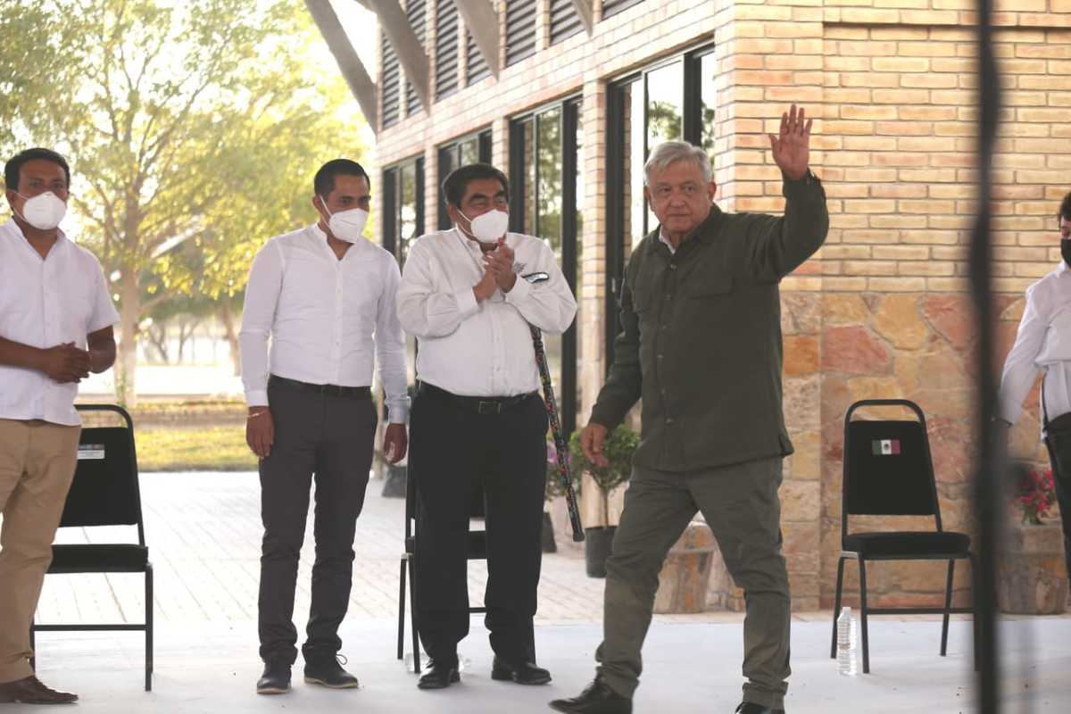 El presidente López Obrador junto al gobernador de Puebla, Miguel Barbosa. (Juan Carlos Bautista)
