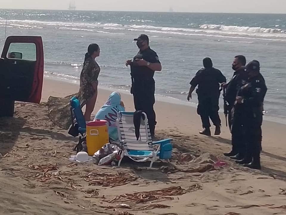 Este viernes se reportó  la presencia de familias en el corredor de balnearios “Las Flores-Barra de Tupilco”. (Manuel López)