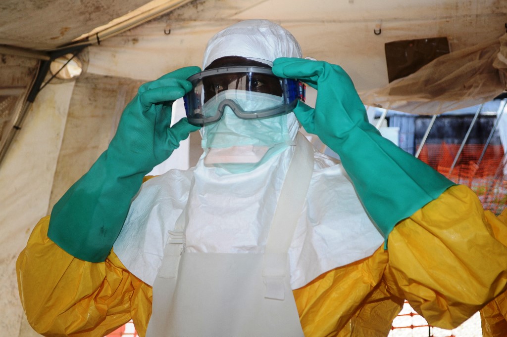 Los casos de ébola son más esporádicos y menos contagiosos que el covid-19. (AFP)