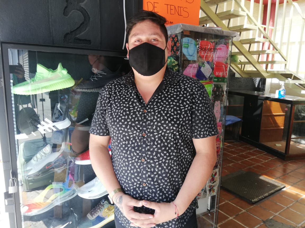 Cristian Lozano, atiende un pequeño negocio en el centro de Pachuca. (Elizabeth Hernández)