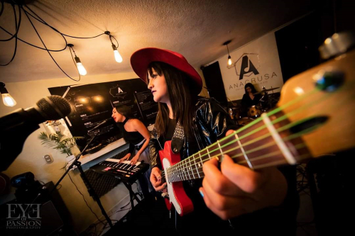 Más de 70 bandas, en su mayoría de Nezahualcóyotl, han cruzado por su estudio.