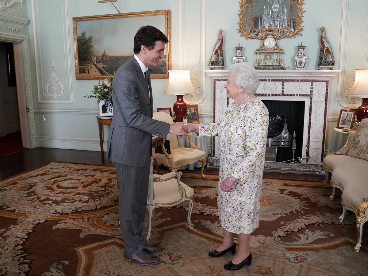 El primer ministro de Canadá, Justin Trudeau, con la Reina Isabel II en una reunión en 2018. (Twitter: @CanadianPM)
