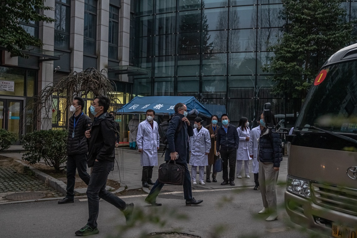 La misión de la OMS entrevista a algunos de los primeros contagiados en Wuhan | EFE