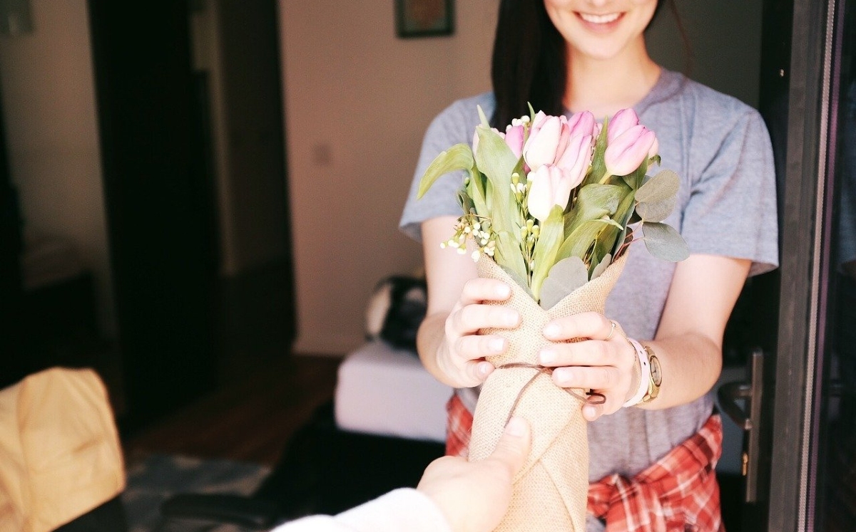 En vez de regalar flores cortadas, organizaciones en pro del medio ambiente sugieren obsequiarlas en macetas. (Pixabay)