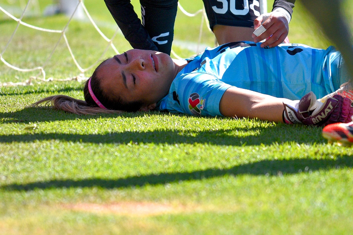 Wendy Toledo cae noqueada tras estrellarse con el poste (Imago7)