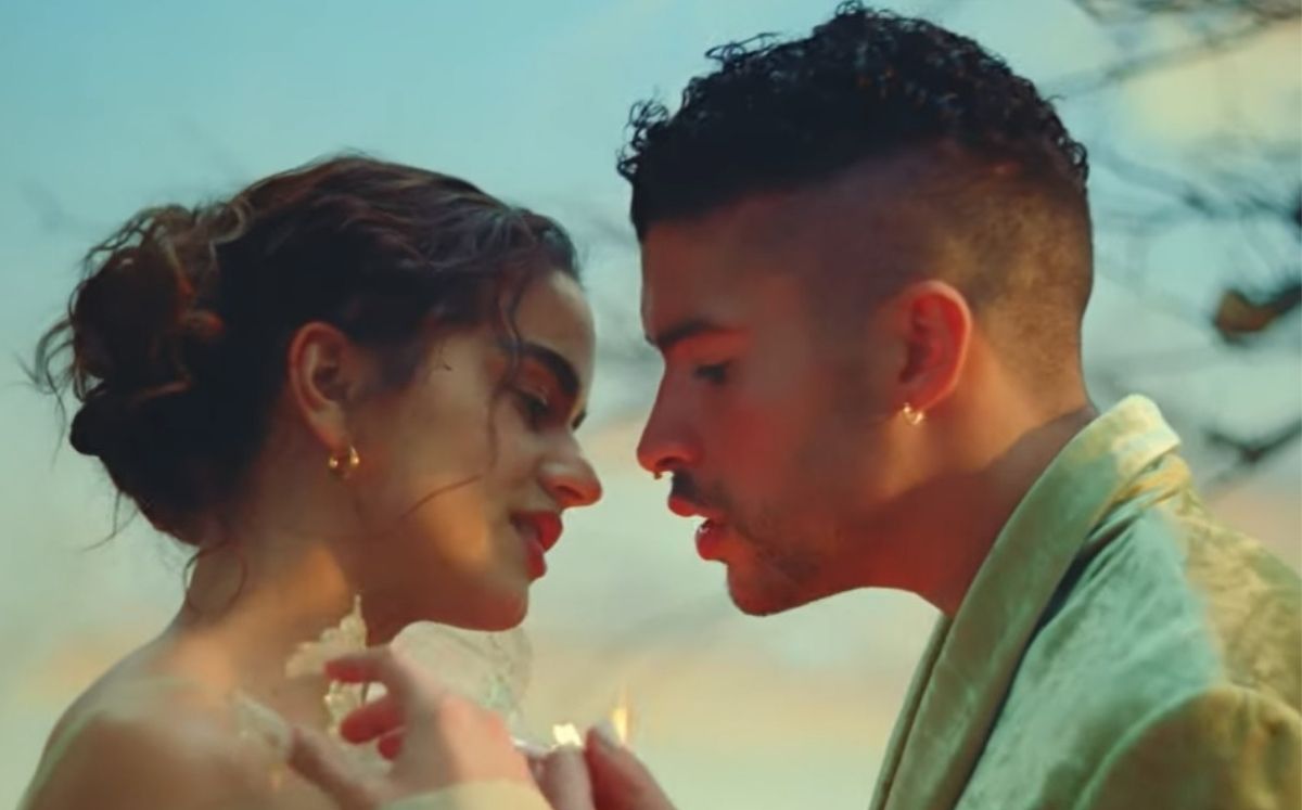 Bad Bunny y Rosalía se 'besan' en nuevo video (Captura)