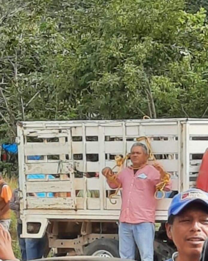 El funcionario, Jorge Toledo, siendo sujetado por los pobladores de San Juán Mazatlán. (Especial)