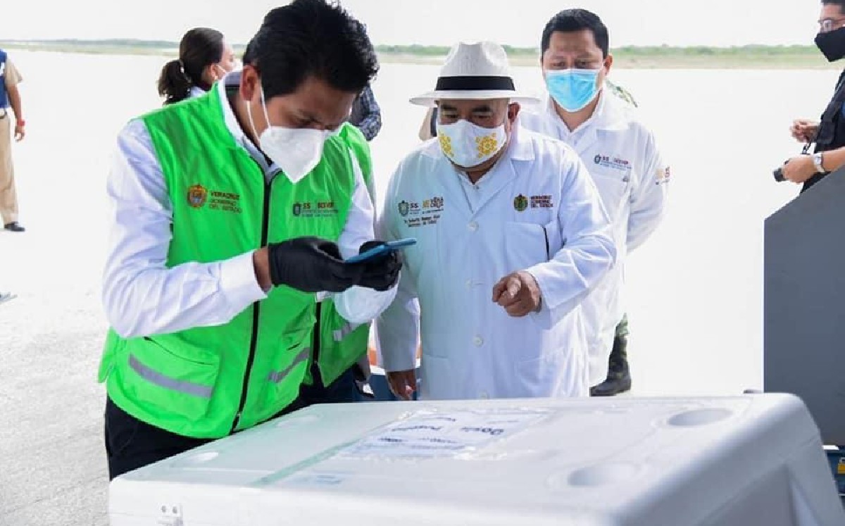El gobernador de Veracruz anunció la llegada de las vacunas desde la Base Aeronaval de la entidad. (Twitter)