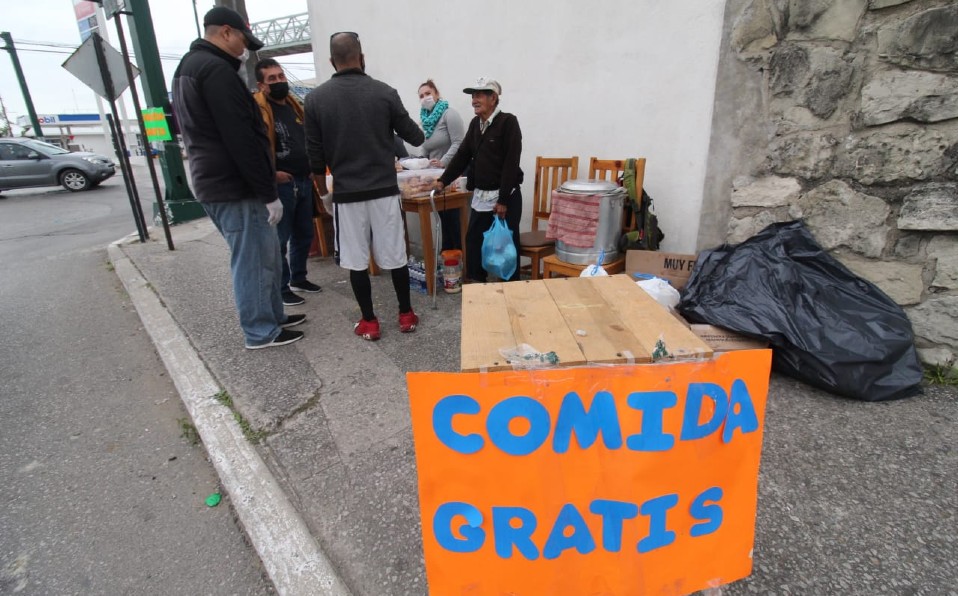 Jóvenes regalan comida fuera de hospital