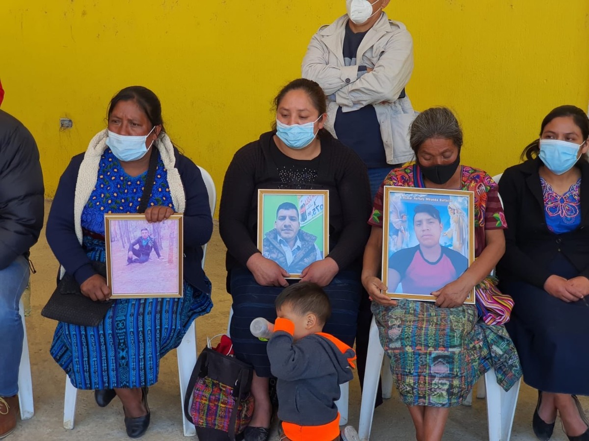 Las personas acudieron con fotografías de sus familiares | Especial