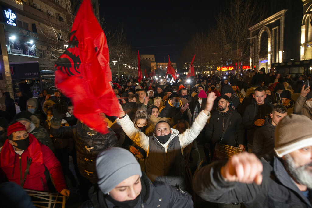 Miles de personas celebraron en Pristina la victoria de Vetevendosje en Kosovo. (AP)