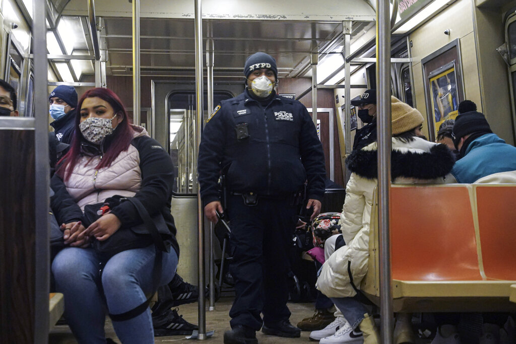 La policía de Nueva York realizar trabajos de vigilancia tras cuatro apuñalamientos en sus instalaciones. (AP)