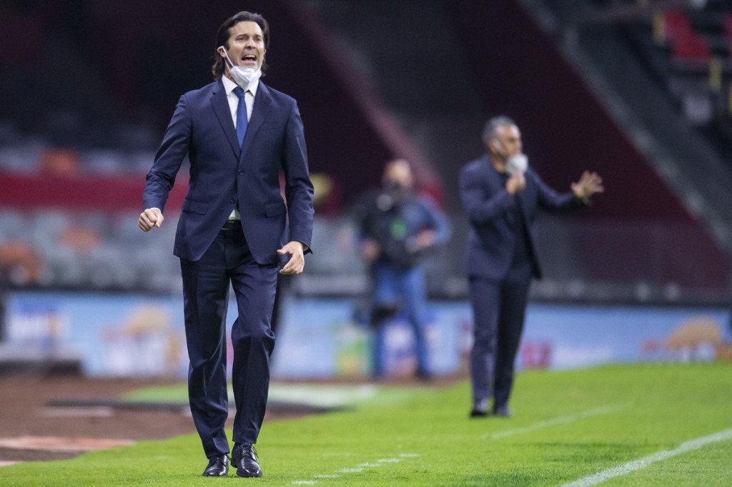 Santiago Solari da indicaciones en el juego contra Querétaro (Mexsport)