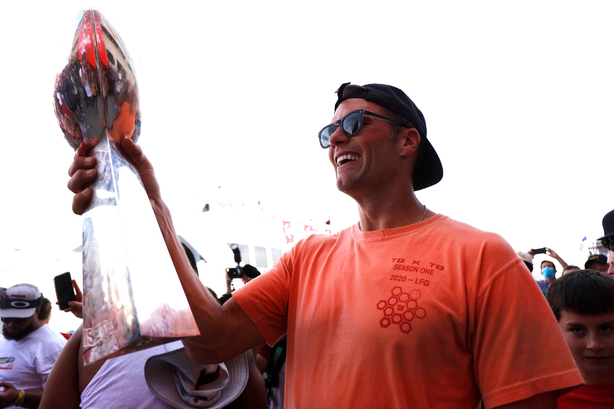 Tom Brady con el Vince Lombardi en el festejo de los Bucs (Reuters)
