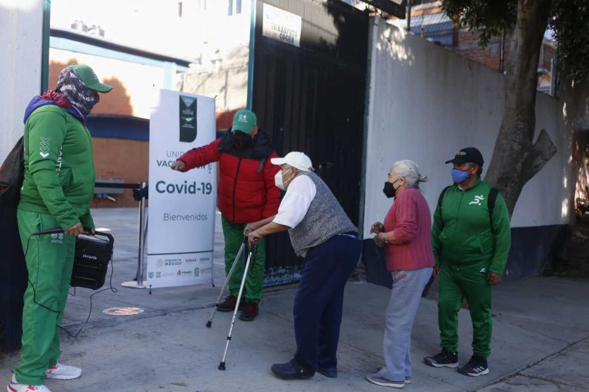 A pesar de las bajas temperaturas, las personas se formaron desde las 6 de la mañana. (Ariana Pérez)