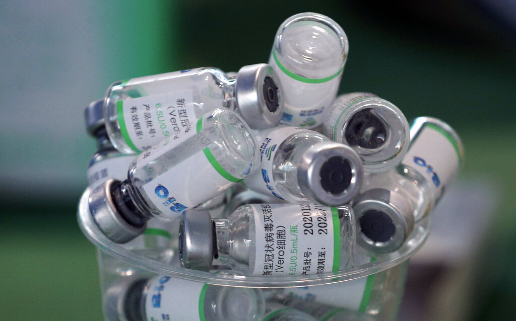 Frascos de la vacuna anticovid de Sinopharm. (AP)