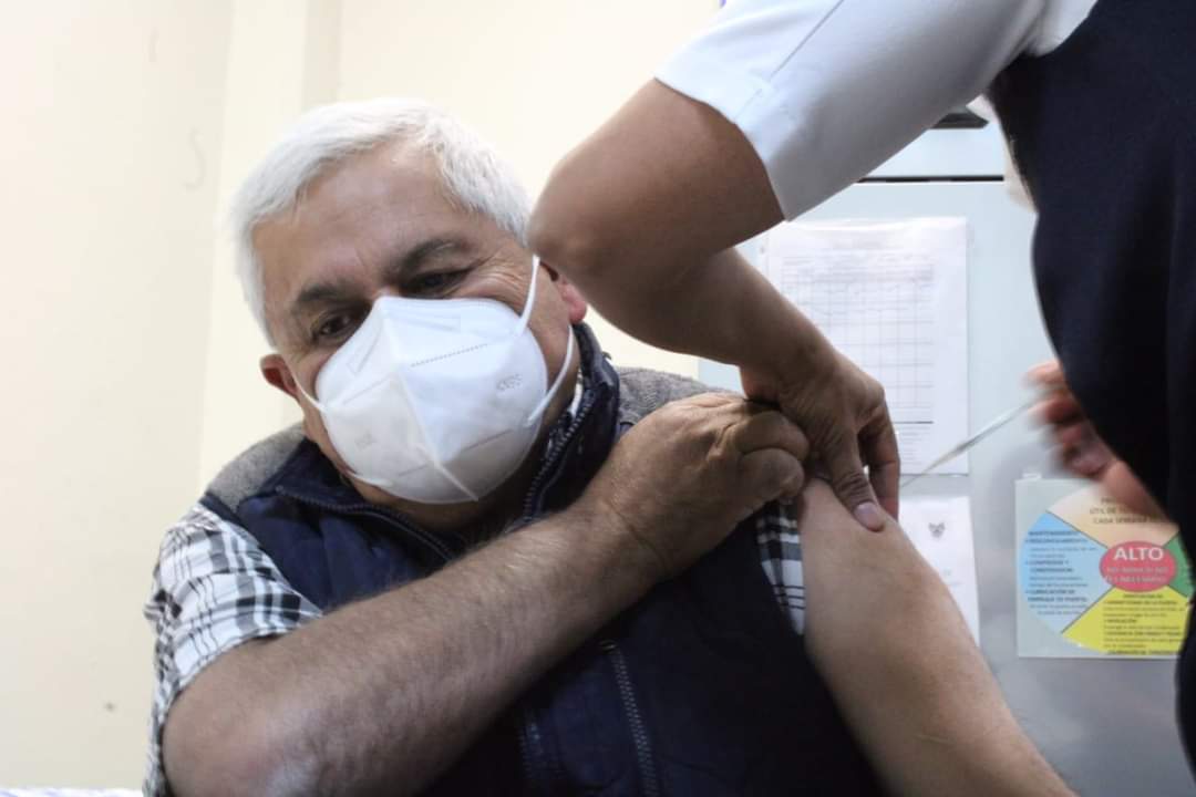 Jesús Bautista, la primera persona vacunada contra covid-19 en Villa de Tezontepec, Hidalgo. (Cortesía)