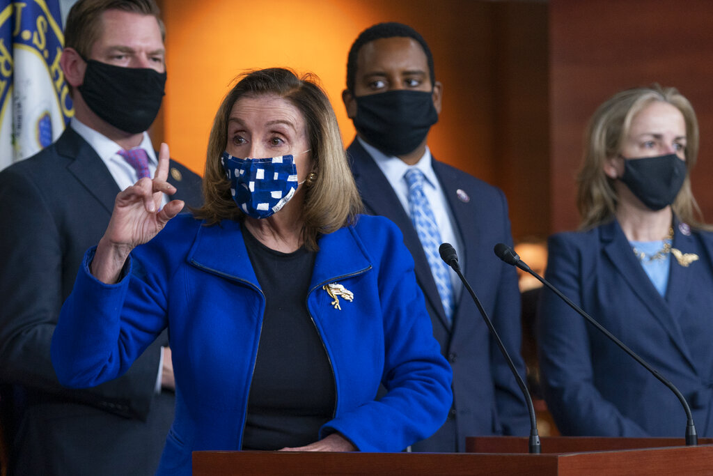 La líder demócrata Nancy Pelosi en conferencia de presa durante el resultado del impeachment a Donald Trump. (AP)