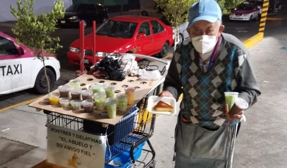 El adulto mayor vende gelatinas para pagar la cirugía de su nieto. | Twitter