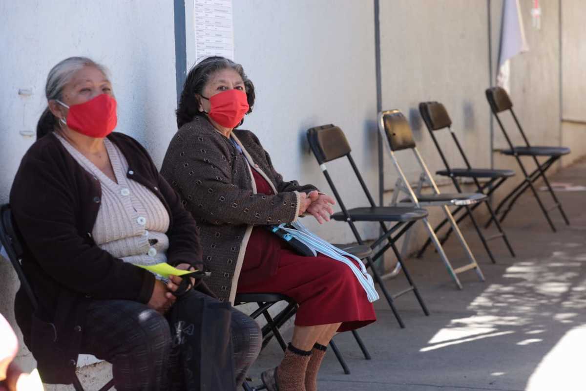 Los adultos mayores llegaron con horas de antelación a su cita | Jesús Quintanar