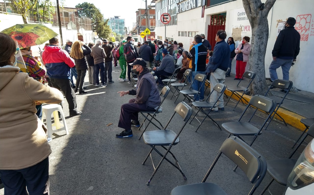 A pesar de las bajas temperaturas, una gran cantidad de adultos mayores acudieron a vacunarse. (César Velázquez)