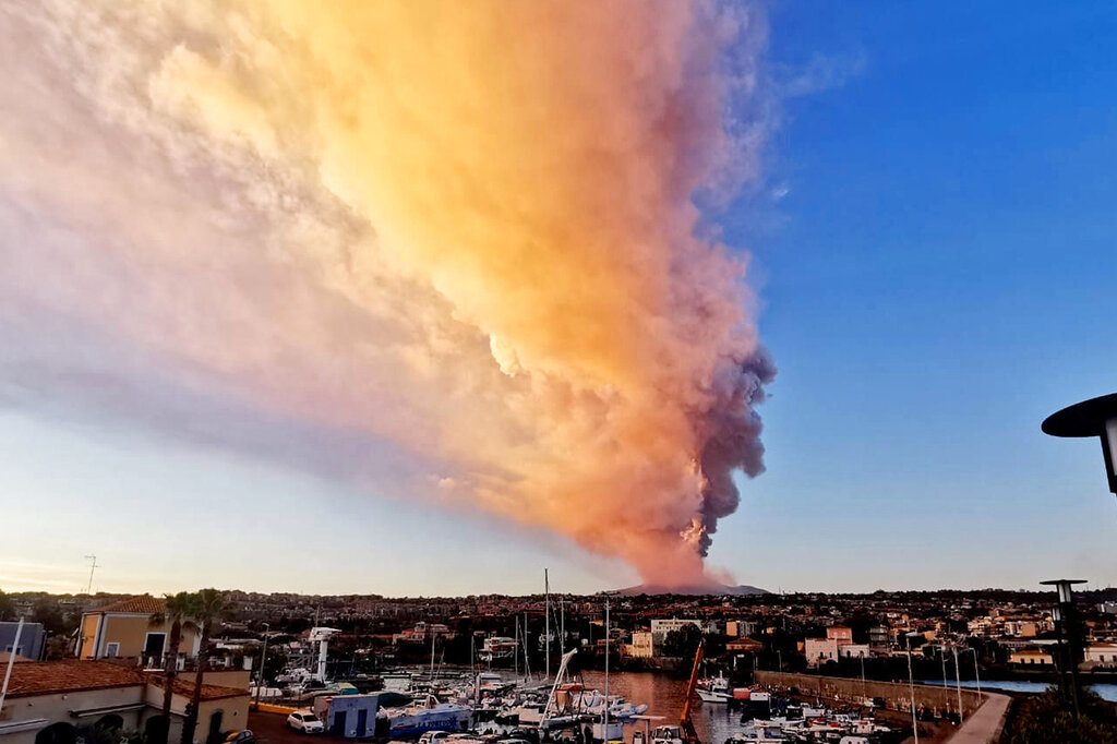 La erupción del volcán Etna volvió a cautivar a los habitantes de Sicilia (AP)