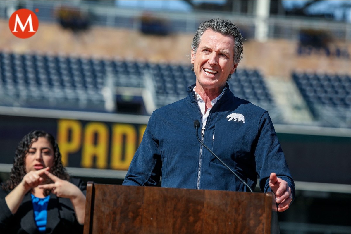 Gavin Newsom durante una conferencia de prensa en el estadio de Los Padres, San Diego.