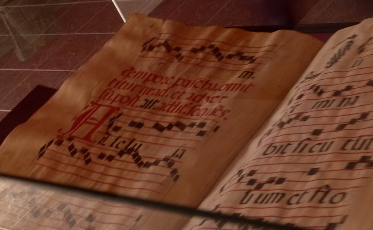 Uno de los libros antiguos de música que se resguardan en el Archivo de la Catedral de Guadalajara(Enrique Vázquez)