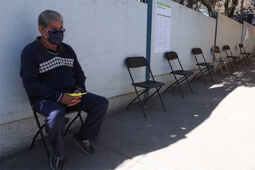 En México arrancó el 15 de febrero la vacunación a adultos mayores de 60 años. Jesús Quintanar
