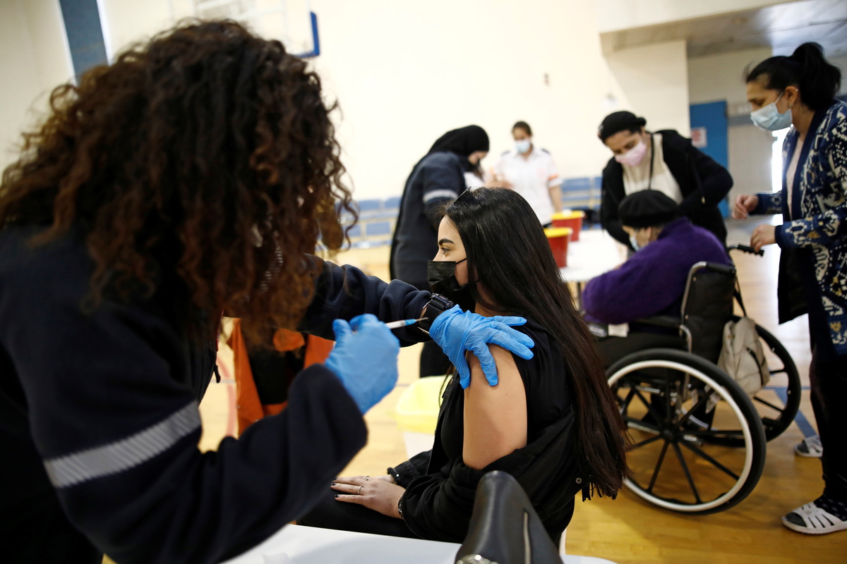 Una mujer es vacunada contra el covid-19 en Tel Aviv | Reuters
