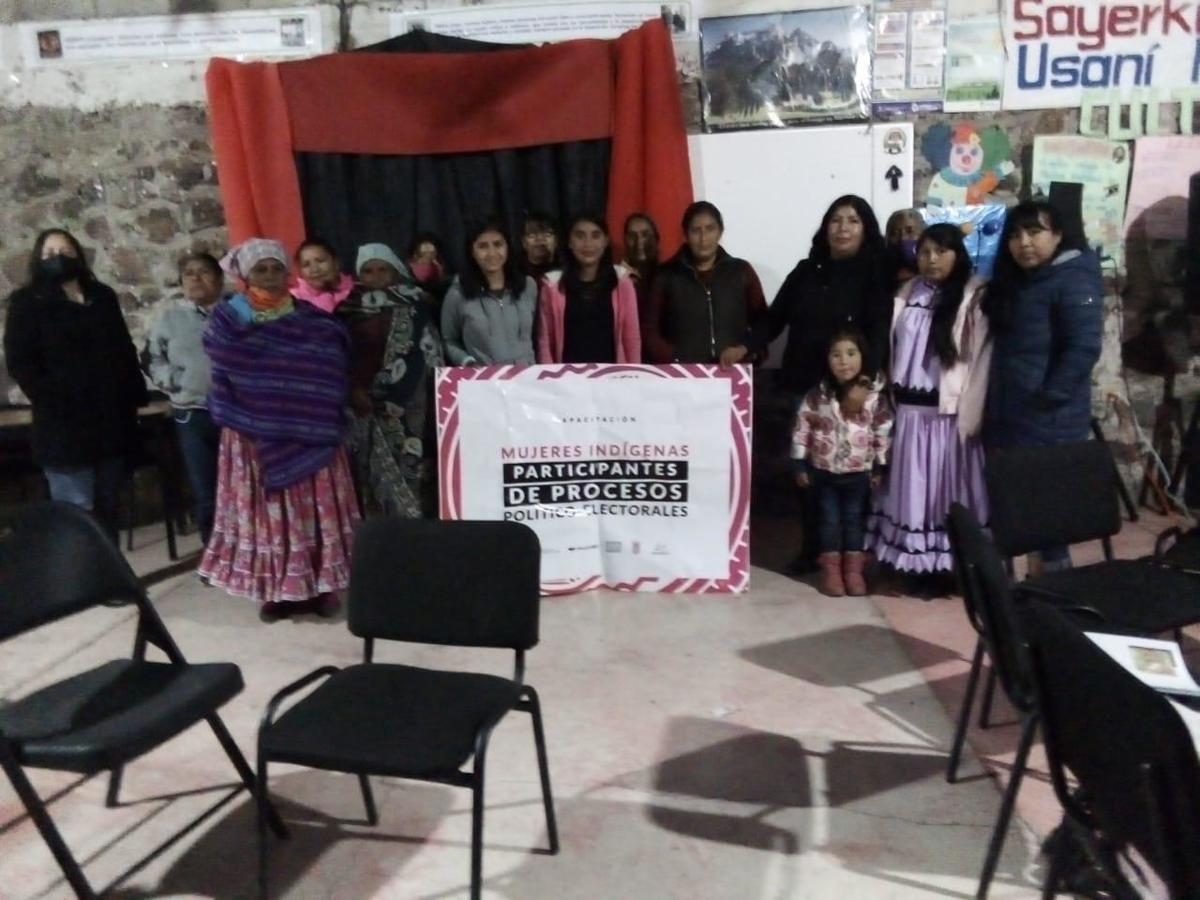 Las mujeres indígenas acudieron a una sede con conexión a internet, donde recibieron la capacitación. (Especial)